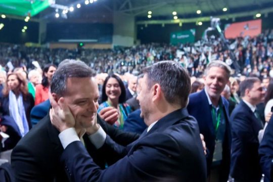 Συνέδριο ΠΑΣΟΚ: Η αγκαλιά Ανδρουλάκη - Δούκα, ο Βενιζέλος, ο Παπανδρέου και ο Λαλιώτης [εικόνες - βίντεο]